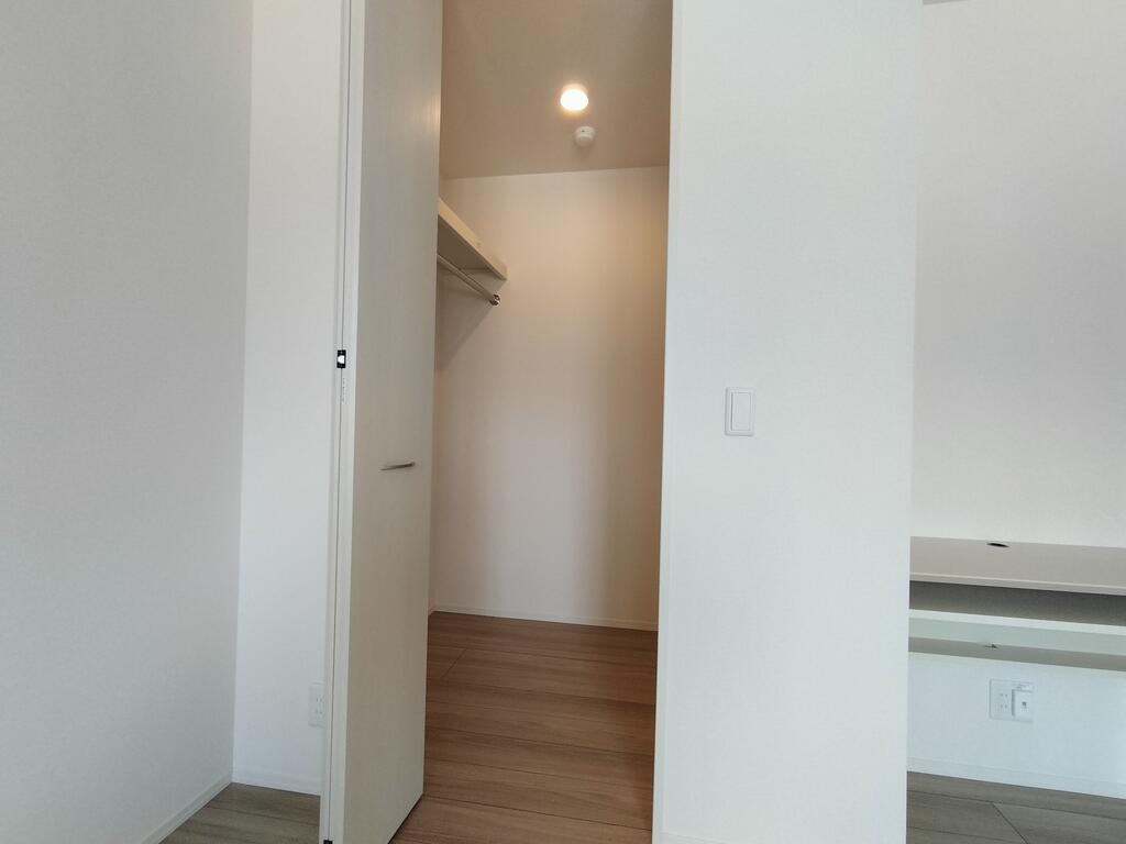 収納　※同建物の別のお部屋の写真です。
