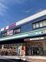 コンビニ　ファミリーマート（コンビニ）まで64m