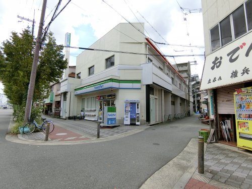 コンビニ　ファミリーマート東淀川駅北店（コンビニ）まで445m