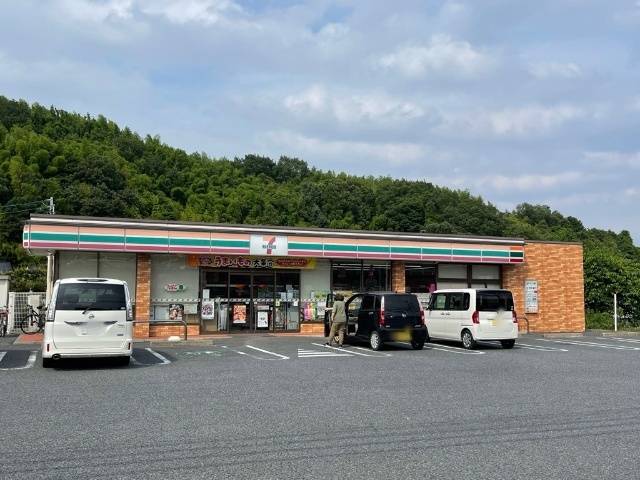 コンビニ　セブンイレブン四日市蒔田２丁目店（コンビニ）まで296m