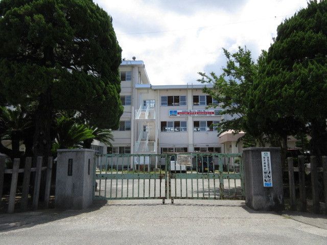 小学校　手鎌小学校（小学校）まで610m