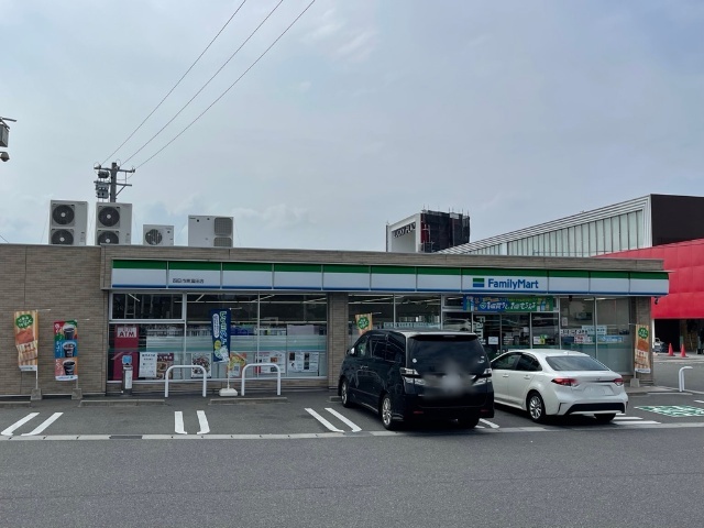 コンビニ　ファミリーマート四日市東富田店（コンビニ）まで856m