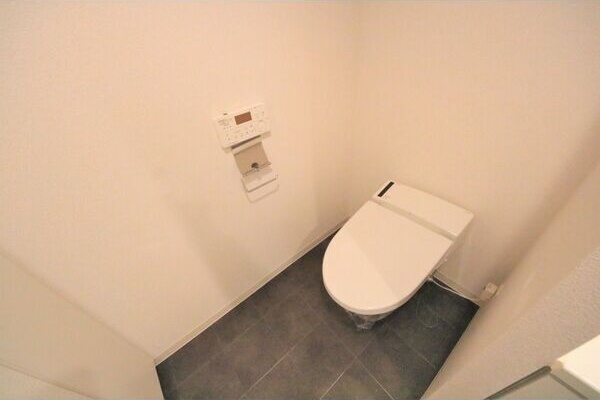 トイレ　※写真は同じマンションの違う部屋のものになります。