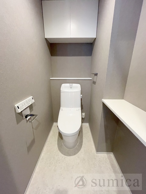 トイレ　人気アイテムの温水洗浄便座。清潔感のあるトイレです。