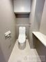 トイレ　人気アイテムの温水洗浄便座。清潔感のあるトイレです。
