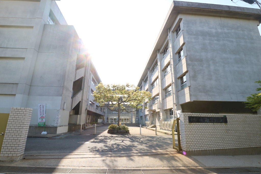 中学校　宇美町立宇美東中学校（中学校）まで459m