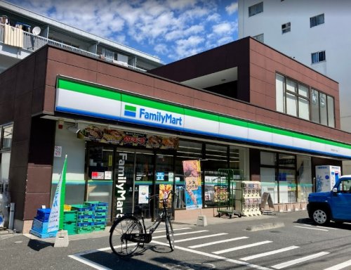 コンビニ　ファミリーマート 中野弥生町二丁目店（コンビニ）まで73m