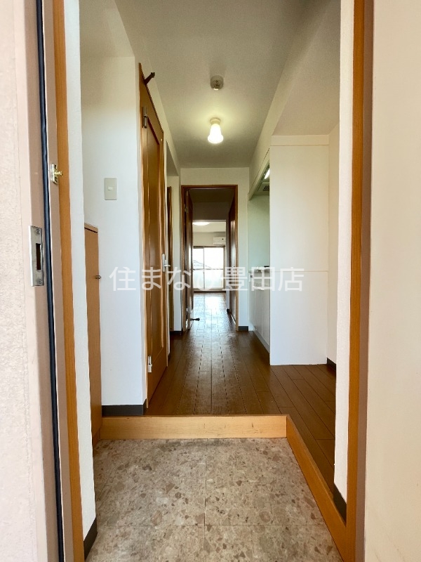 玄関　同型別部屋写真・反転タイプ