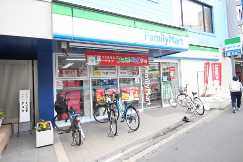 コンビニ　ファミリーマート　王子神谷駅前店（コンビニ）まで486m
