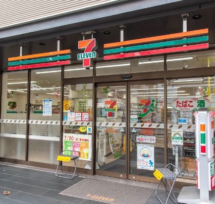コンビニ　セブン－イレブン赤坂８丁目店（コンビニ）まで730m