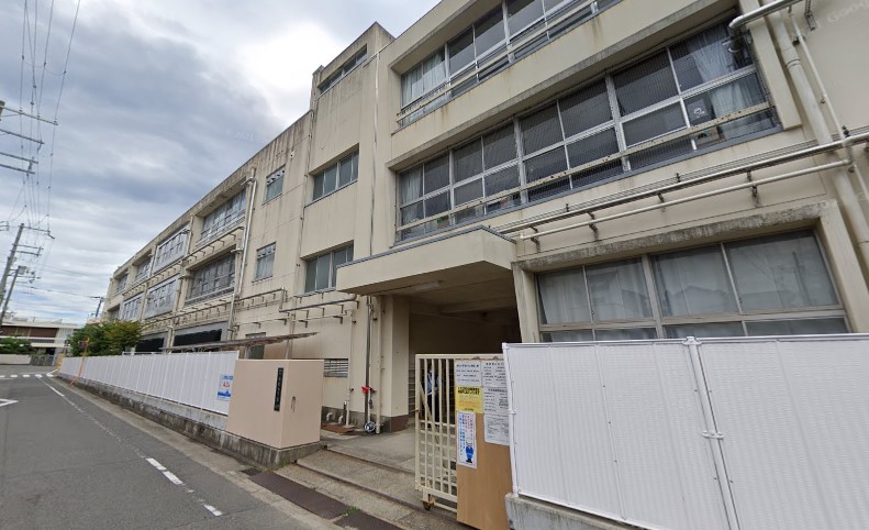 小学校　和歌山市立高松小学校（小学校）まで628m