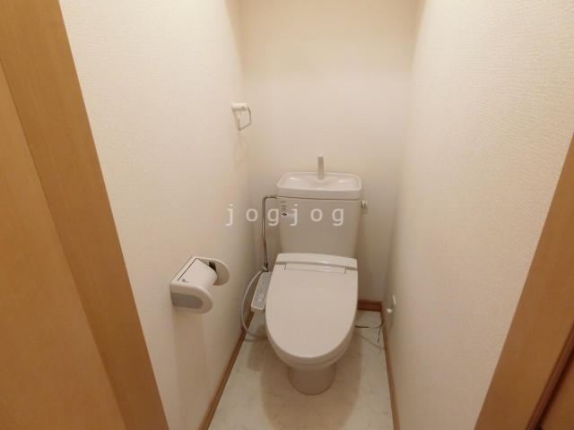 トイレ　嬉しい温水洗浄便座付きのトイレです。