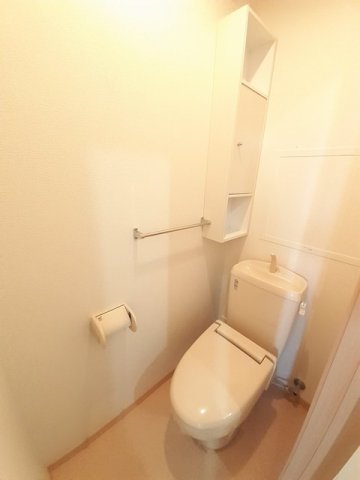 トイレ　落ち着いた色調のトイレです