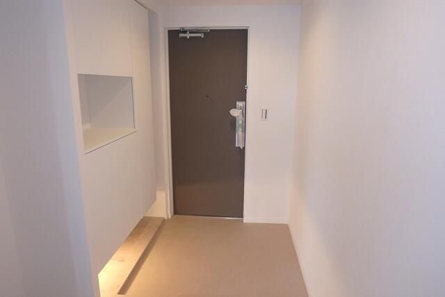 玄関　写真は同タイプ住居です。