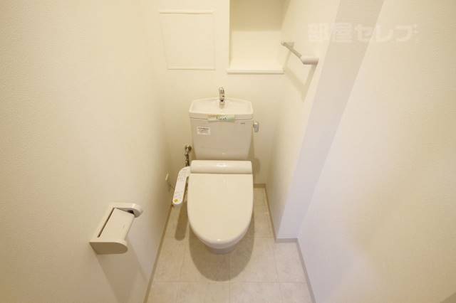 トイレ　１０２号室の写真を使用しています。