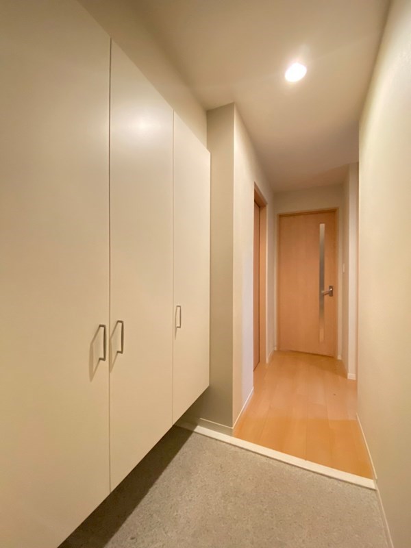玄関　※同物件別部屋参考画像