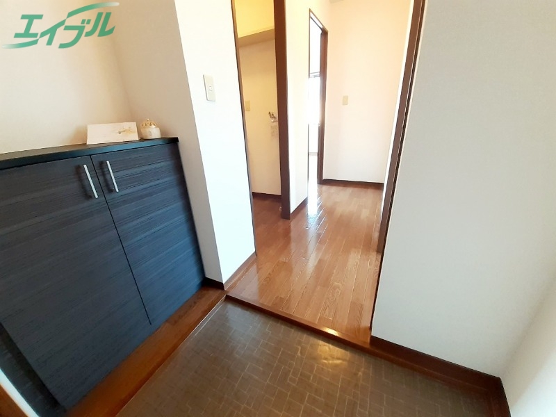 玄関　別部屋反転参考写真です