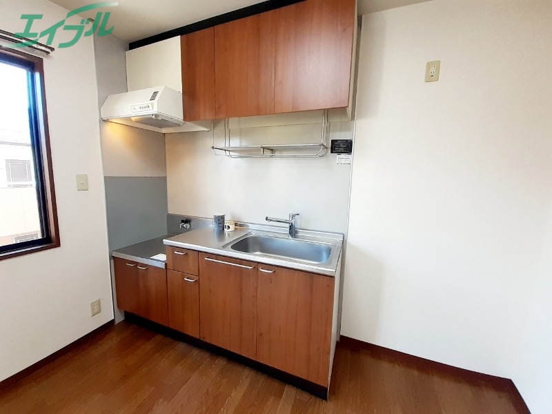 キッチン　別部屋反転参考写真です