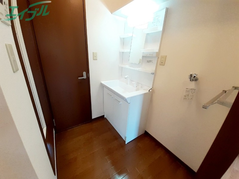洗面設備　別部屋反転参考写真です