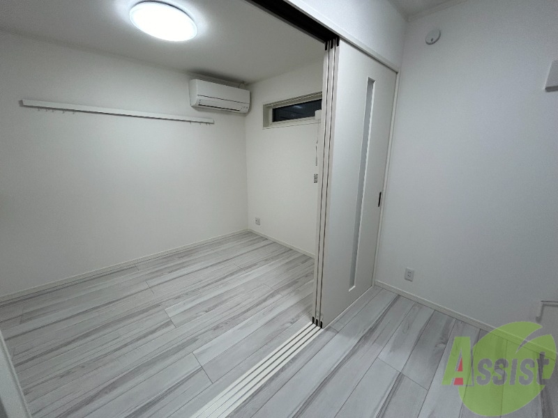 その他部屋・スペース　洋室からの角度です。仕切りがあるので寝室に出来ますね。