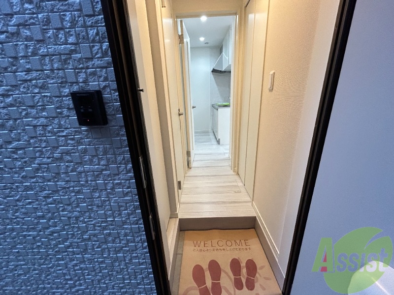 玄関　玄関はこちらです。靴置場が広く、靴箱もあります。
