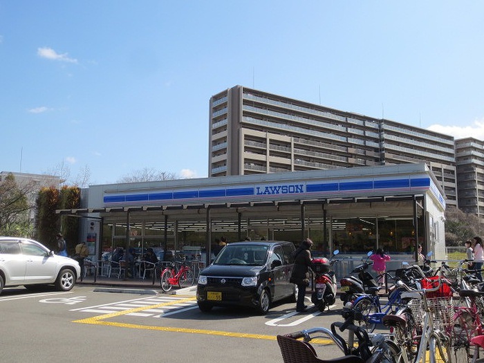 コンビニ　ローソン鶴見緑地駅前店（コンビニ）まで195m