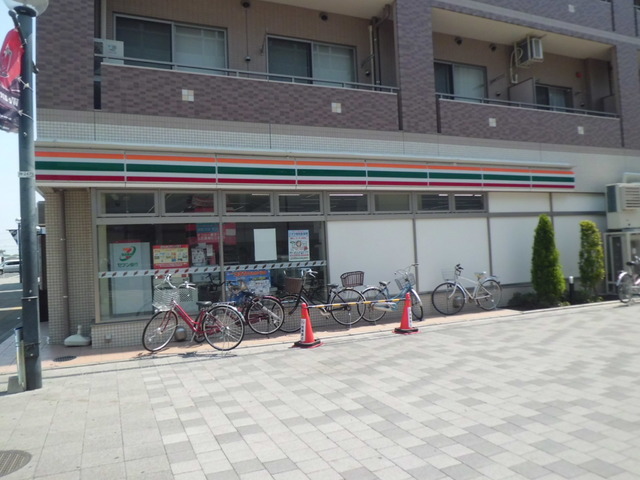 コンビニ　セブンイレブン（コンビニ）まで640m
