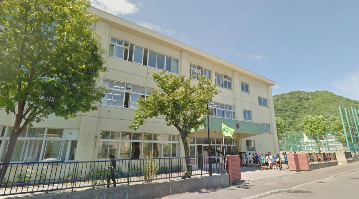 小学校　札幌市立緑丘小学校（小学校）まで325m