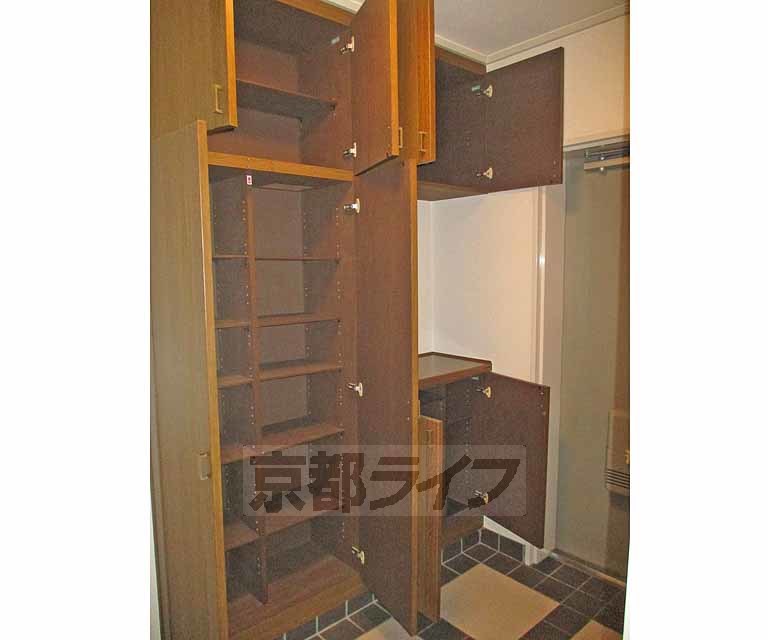 収納　シャンプードレッサ付きの独立洗面台です。