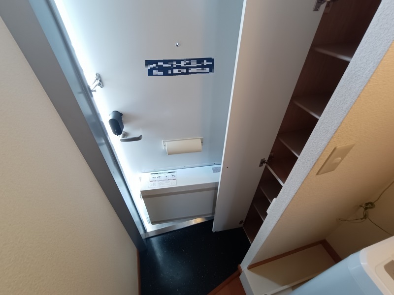 玄関　玄関には下駄箱スペースがあります。