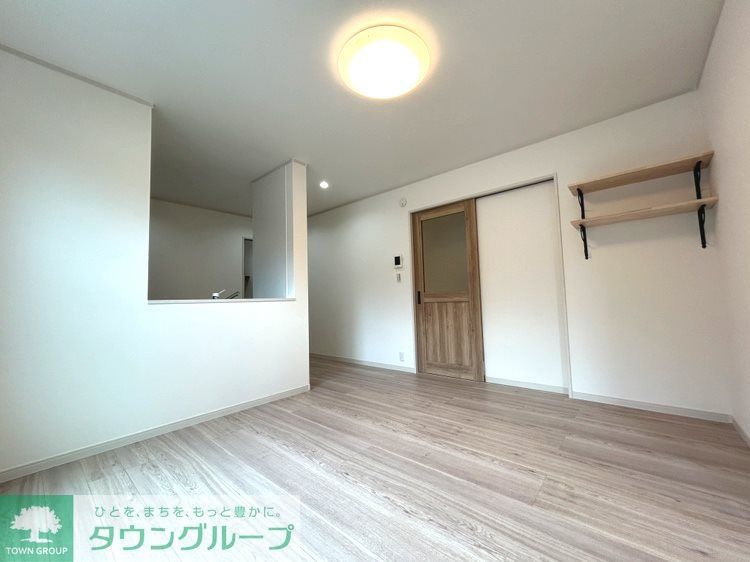 居室・リビング　ナチュラルな木目調の床材・建具を使用しており、温かい空間を…