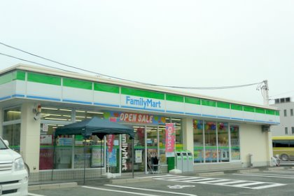 コンビニ　ファミリーマート 小倉南方二丁目店（コンビニ）まで580m