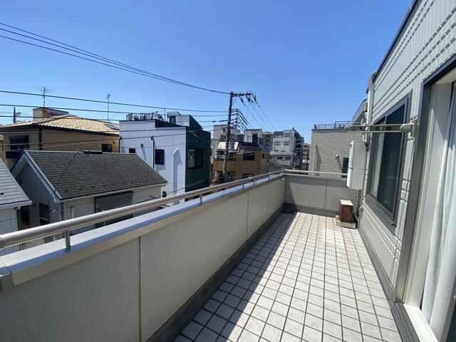 バルコニー　暖かな日差しのふりそそぐバルコニー