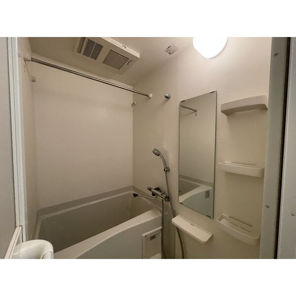 バス・シャワールーム　※写真は同じマンションの違う部屋のものになります。
