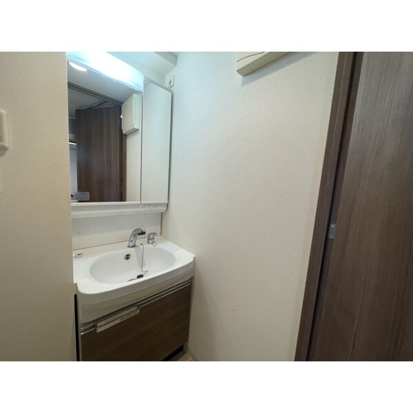 洗面設備　※写真は同じマンションの違う部屋のものになります。