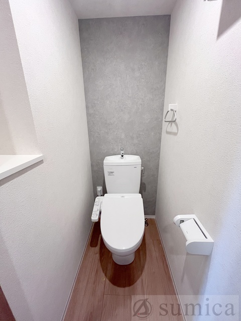 トイレ　人気アイテムの温水洗浄便座。清潔感のあるトイレです。