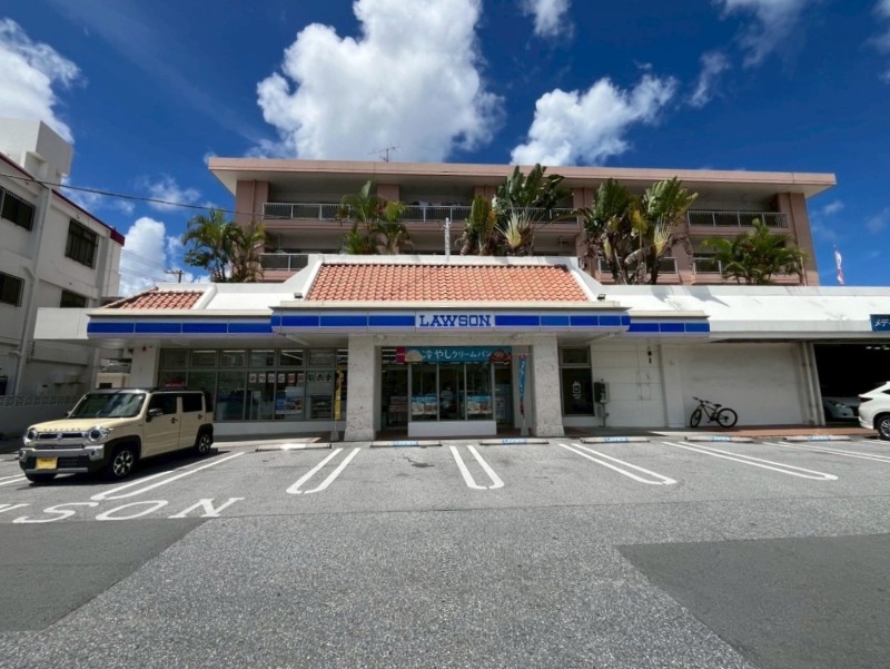コンビニ　ファミリーマート牧港店（コンビニ）まで410m