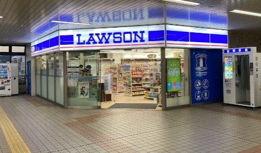 コンビニ　ローソン ＨＡ 阪急逆瀬川店（コンビニ）まで323m