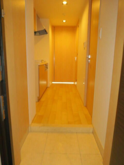 玄関　写真は同タイプ住居です。