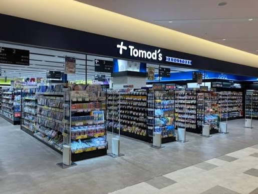 ドラックストア　トモズららテラス北綾瀬店（ドラッグストア）まで264m