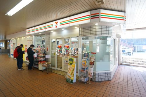 コンビニ　セブン-イレブン 京急ＳＴ弘明寺店（コンビニ）まで372m