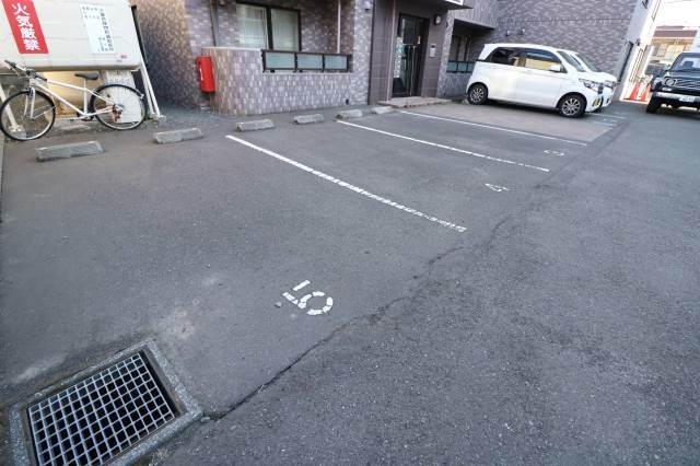 駐車場　建物前は駐車スペース♪