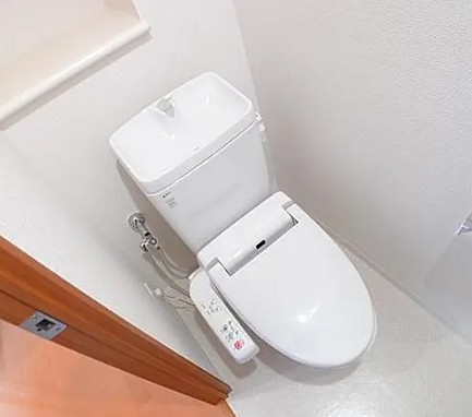 トイレ　落ち着いた色調のトイレです