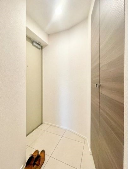玄関　家具家電付きのお部屋となっております。
