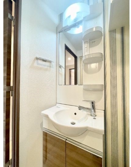 洗面設備　家具家電付きのお部屋となっております。