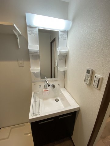 洗面設備　独立洗面台、小物を置くことができて便利です