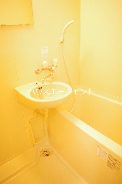 バス・シャワールーム　バス・トイレ別です。※参考画像