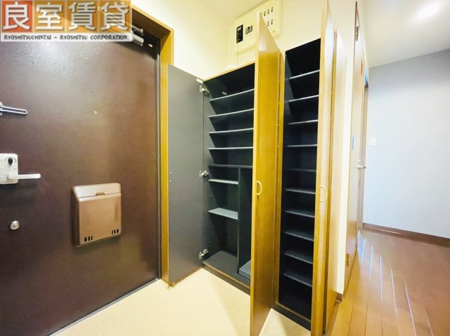 玄関　※この写真は同物件の別のお部屋のお写真です。現状優先