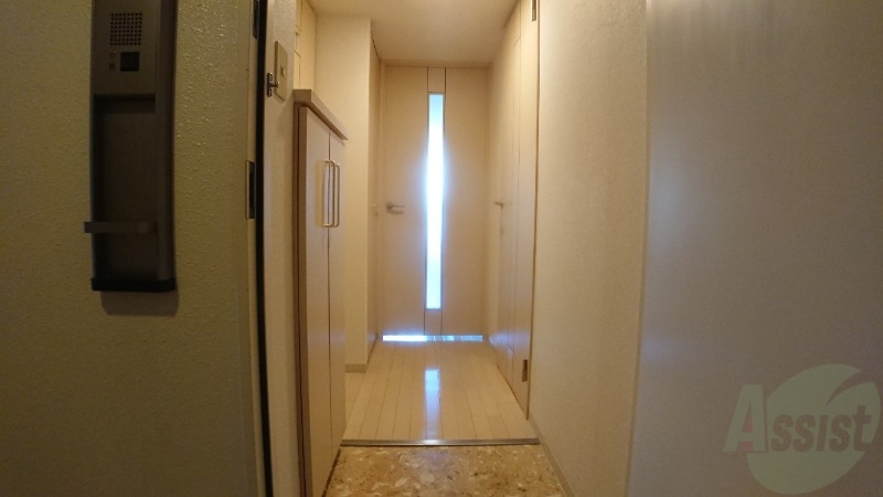 玄関　玄関です。ご覧の通り広々としていますね。