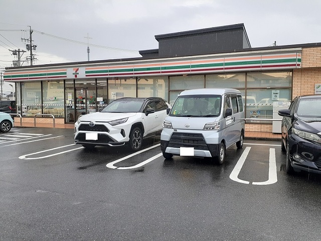 コンビニ　セブンイレブン（コンビニ）まで290m